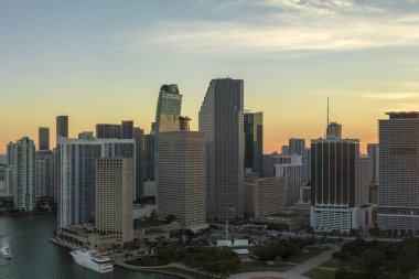 Miami Brickell 'in şehir merkezinin hava görüntüsü, Florida, ABD gün batımında. Modern Amerikan megapolis 'indeki yüksek ticari ve meskun gökdelen binaları.