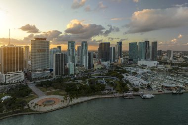 Miami Brickell 'in şehir merkezinin hava görüntüsü, Florida, ABD gün batımında. Modern Amerikan megapolis 'indeki yüksek ticari ve meskun gökdelen binaları.