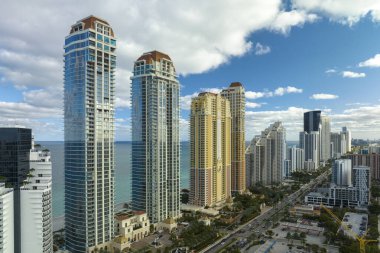 Sunny Isles Sahili 'nin havadan manzarası kalabalık sokak trafiği lüks oteller ve Atlantik Okyanusu kıyısındaki apartmanlar. Güney Florida 'daki Amerikan turizm altyapısı.