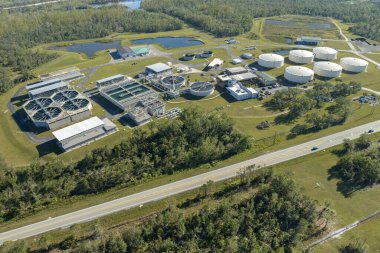 Şehrin atık su temizleme tesisindeki su arıtma fabrikasının havadan görüntüsü. İstenmeyen kimyasalların, askıya alınmış katı maddelerin ve gazların kirlenmiş sıvılardan çıkarılması süreci.