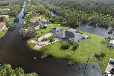 Doğal afetin sonuçları. Florida yerleşim bölgesindeki Ian kasırgasından sonra evlerin etrafını su basmış..
