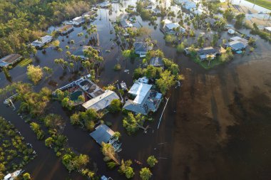 Florida yerleşim bölgesinde kasırga yağışı ile sel basmış evler. Doğal afetin sonuçları..
