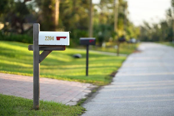 Amerikanischer Briefkasten Floridas Vorgarten Auf Der Straßenseite Der Vorstadt — Stockfoto
