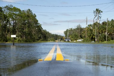 Banliyö yerleşim bölgesindeki Florida yolunu sel bastı. Tehlikeli koşullar sürülüyor.