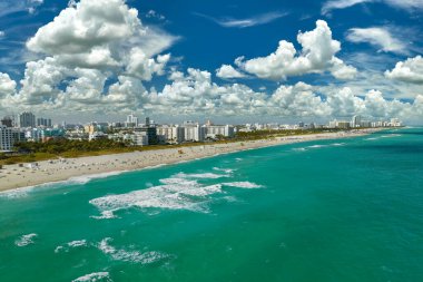 Yüksek lüks otelleri, apartmanları ve kumsallı sahili olan Miami Beach City..