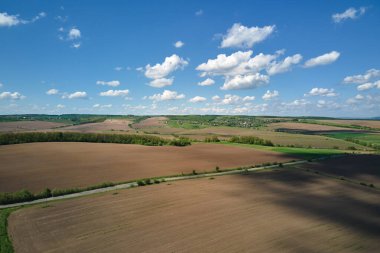 Bahar mevsiminde ekin ekmek için hazırlanmış ekili verimli topraklarla çıplak tarım tarlalarını sürdüm..