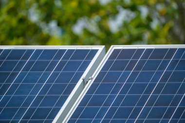 Temiz elektrik enerjisi üretmek için güneş fotovoltaik panelleri olan sürdürülebilir elektrik santrali. Sıfır emisyon kavramı ile yenilenebilir elektrik.