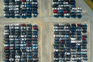 Arızalı arabaları açık artırma satış şirketinin otoparkında kullanılmış. Yeniden inşa veya kurtarma başlığı için ikinci el araç satışı.