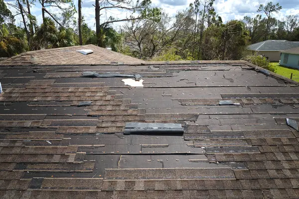 Ανεμοδαρμένη Οροφή Σπιτιού Κομμάτια Ασφάλτου Που Λείπουν Μετά Τον Τυφώνα — Φωτογραφία Αρχείου