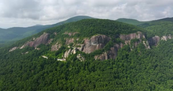 米国ノースカロライナ州ブルーリッジ山脈のチムニーロックとヒッコリーナットフォールズの空中夏の風景 アパラチアンの人気アメリカの旅行先 — ストック動画