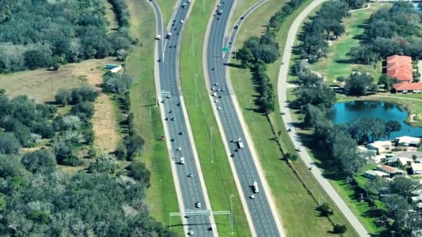 繁忙的美国公路的空中景观 交通快速 州际运输概念 — 图库视频影像
