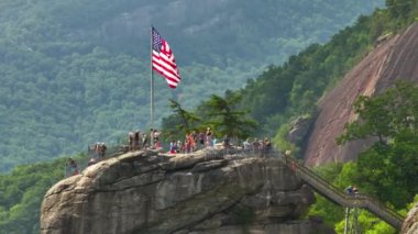 Chimney Rock 'ın Kuzey Carolina' daki Chimney Rock State Park 'taki hava manzarası. Amerikan seyahat güzergahı Appalachian dağları