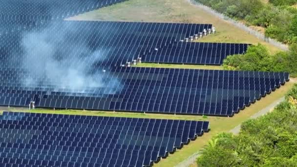 Luchtfoto Van Brand Grote Duurzame Elektriciteitscentrale Met Vele Rijen Fotovoltaïsche — Stockvideo
