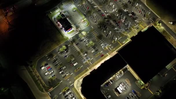 Αεροφωτογραφία Του Μεγάλου Πάρκινγκ Βράδυ Πολλά Σταθμευμένα Αυτοκίνητα Σκούρο Πάρκινγκ — Αρχείο Βίντεο