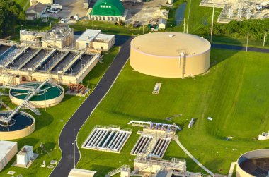 Kentsel atık su arıtma tesisindeki modern su temizleme tesisinin havadan görüntüsü. İstenmeyen kimyasalların, askıya alınmış katı maddelerin ve gazların kirlenmiş sıvılardan çıkarılması süreci.