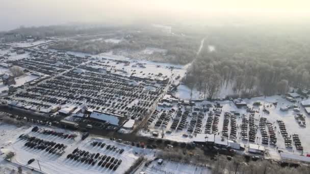 Luchtfoto Van Veel Auto Geparkeerd Koop Mensen Die Winter Automarkt — Stockvideo