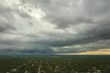 Kasvetli gökyüzünde kara fırtınalı bulutlar şekilleniyor. Şehir merkezine sağanak yağış gelmeden önce..