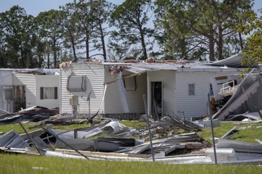 Florida 'daki seyyar evlerde bulunan kasırga banliyö evleri tarafından yok edilmiş. Doğal afetin sonuçları..