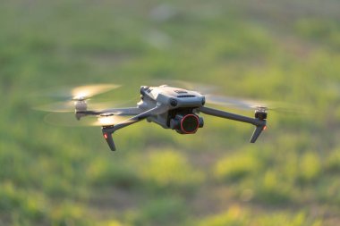 Hızlı dönen pervaneleri ve havada uçan video kamerası olan İHA uçakları.