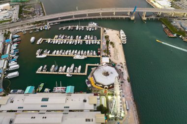 Miami Brickell Körfezi Limanı 'nda bir sürü lüks yat ve yelkenli var. Florida, ABD 'de su nakli için kenetlenme yeri.