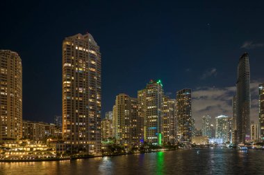 Florida, ABD 'de Miami Brickell şehir merkezinin gece şehir manzarası. Modern Amerikan megapolis 'indeki parlak gökdelen binalarıyla gökdelenler..