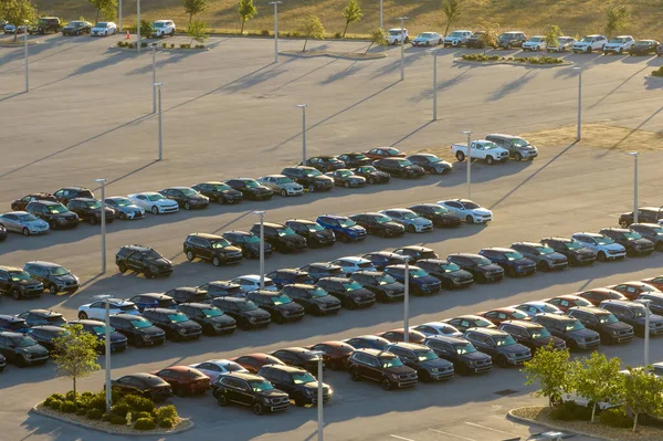 Großer Parkplatz Des Örtlichen Händlers Mit Vielen Nagelneuen Autos Die — Stockfoto