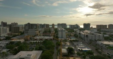 Şehir merkezindeki Sarasota şehrinin havadan görünüşü. Yüksek binaları ve Ringling Köprüsü ufkuyla. Florida 'da gayrimenkul geliştirme. ABD seyahat hedefi.