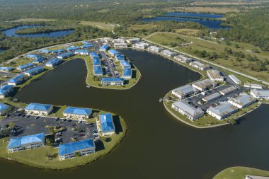 Çatıları sızdıran konutlar yağmur suyu sızıntılarına karşı koruyucu branda örtüleriyle kaplı, taa ki kiremitler değişene kadar. Florida 'daki kasırga sonrası çatıların hasar görmesi.