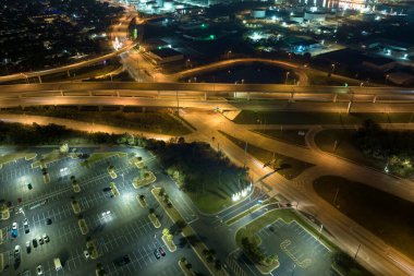 Tampa, Florida 'da gece vakti hızlı hareket eden araçlar ve kamyonlarla Amerikan otobanının kavşağından bir görüntü. ABD ulaştırma altyapı kavramı.