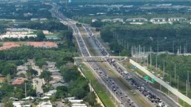 Amerikan ulaşım altyapısı üzerinde inşaat işleri. Sarasota, Florida 'da karayolu tadilatı yavaş giden trafik ile kesişiyor. Eyaletler arası ulaşım kavramının geliştirilmesi.