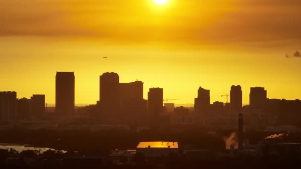 Commercieel Vliegtuig Opstijgen Stedelijke Zonsondergang Landschap Van Het Centrum District — Stockvideo
