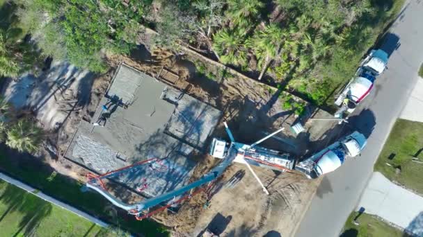 Yeni Inşaatında Beton Temel Inşaatı Şçiler Beton Döşüyorlar Duvarlar Çatı — Stok video