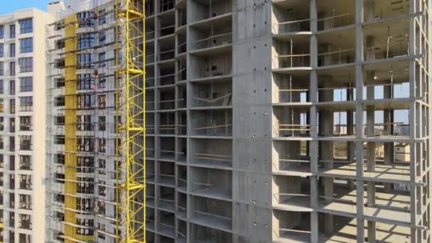 Висока Житлова Багатоквартирна Будівля Монолітною Рамою Скляними Вікнами Розвиток Нерухомості — стокове відео