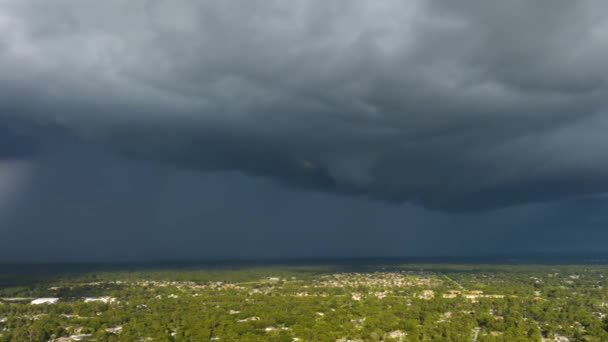 Paisagem Nuvens Escuras Chuvosas Que Formam Céu Tempestuoso Durante Trovoada — Vídeo de Stock