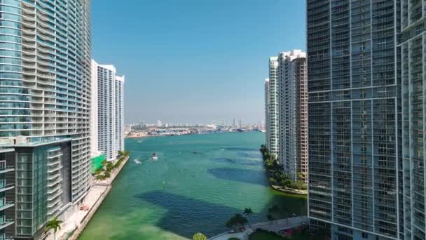 在美国佛罗里达州迈阿密布里克尔市中心的迈阿密河上航行的豪华游艇 现代美国大都市高楼的城市天际线 — 图库视频影像