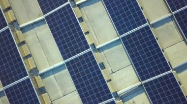 Fotovoltaik güneş panelleri yeşil ekolojik elektrik üretmek için sanayi binasının çatısına monte edildi. Sürdürülebilir enerji konsepti üretimi.
