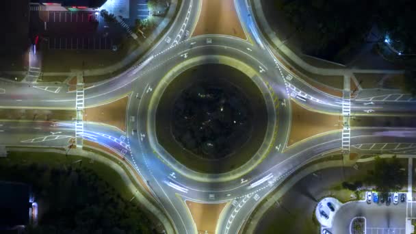 Draufsicht Auf Den Straßenverkehr Der Stadt Kreisverkehr Bei Nacht Mit — Stockvideo