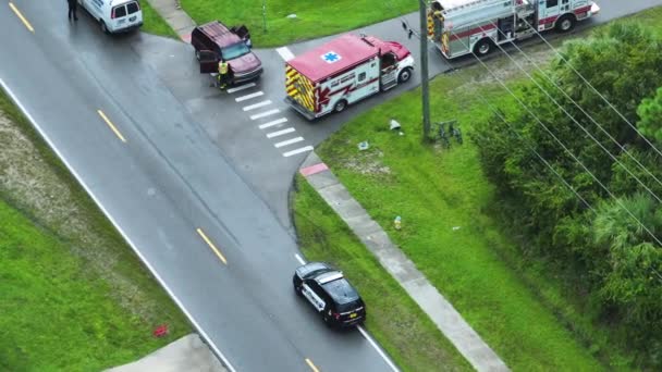 Ersthelfer Unfallort Auf Der Amerikastraße Einsatzkräfte Helfen Opfern Eines Autounfalls — Stockvideo