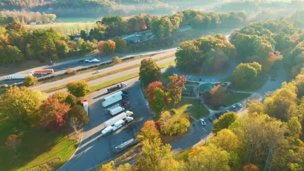 在繁忙的美国多车道高速公路附近 有高速行驶的汽车和卡车 俯瞰着一个巨大的休息区 州际旅行期间的娱乐场所 — 图库视频影像