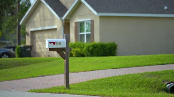 郊外の通り側の典型的なアメリカの屋外メールボックス — ストック動画