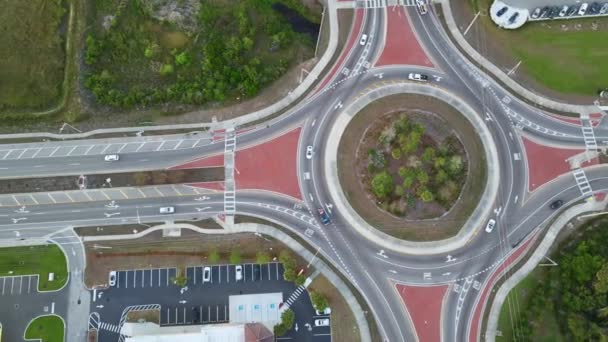Från Ovan Rondellen Korsning Amerikansk Stadsgata Med Rörliga Trafikbilar Cirkulär — Stockvideo