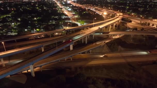 Powyżej Widok Szerokiego Skrzyżowania Autostrad Miami Floryda Nocy Szybkim Jazdy — Wideo stockowe