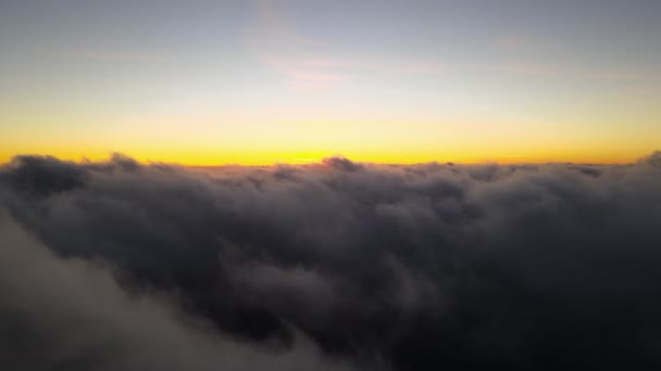 从高空的飞机窗向空中俯瞰着傍晚飞行的浓密的浮肿积云 — 图库视频影像