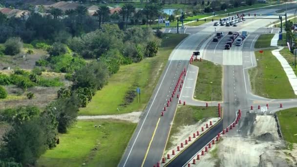 建設中の忙しいアメリカの高速道路の空中ビュー 交通インフラの整備 州間輸送の概念 — ストック動画