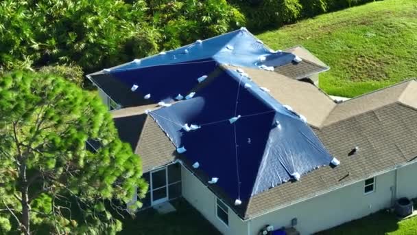 Вид Воздуха Поврежденную Время Урагана Крышу Дома Йена Покрытую Синим — стоковое видео