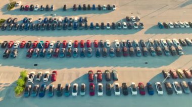 Satılık bir sürü yeni arabasıyla bayilik otoparkının havadan görüntüsü. Amerikan otomotiv endüstrisinin gelişimi.
