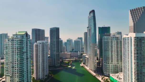 Letecký Pohled Centrum Čtvrti Miami Brickell Floridě Luxusními Jachtami Řece — Stock video
