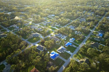 Ian kasırgasında hasar gören çatıların hava görüntüsü asfalt kiremitlerin yerine gelene kadar yağmur suyuna karşı mavi koruyucu branda ile kaplı..