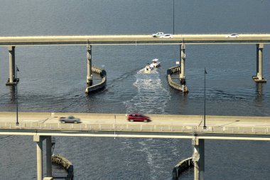 Florida 'daki Barron Collier Köprüsü ve Gilchrist Köprüsü trafiği hareketli. Charlotte County 'deki ulaşım altyapısı Punta Gorda ve Port Charlotte' u Peace River üzerinden bağlıyor..