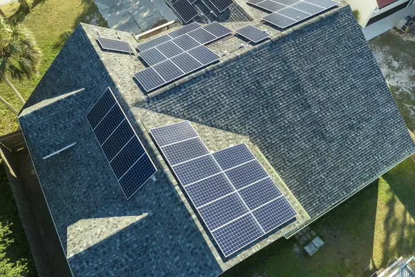 Vista Aérea Del Techo Del Edificio Americano Con Paneles Fotovoltaicos — Foto de Stock